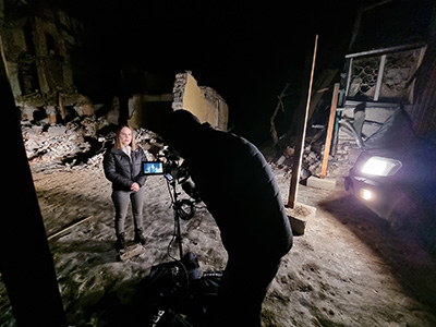 i&u TV news teams in Ukraine using a smartphone